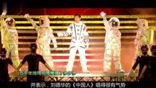街头歌手回味经典老歌曲，岁月之声的旋律与情感共鸣